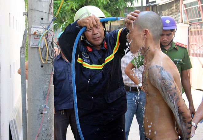 Đà Nẵng: Nam thanh niên ngáo đá tự bôi vôi toàn thân, leo lên tầng 3 nhảy múa rồi dọa tự tử - Ảnh 2.