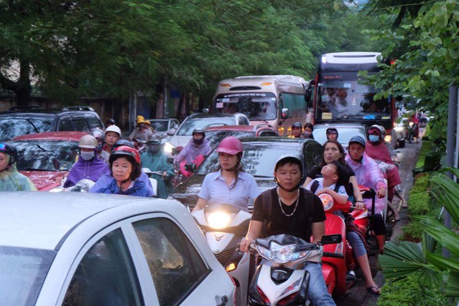 Đường phố Hà Nội ùn tắc sau mưa lớn, làn dành cho BRT bị chiếm dụng, nhiều người dân cố đi ngược chiều giữa dòng xe đông đúc - Ảnh 1.