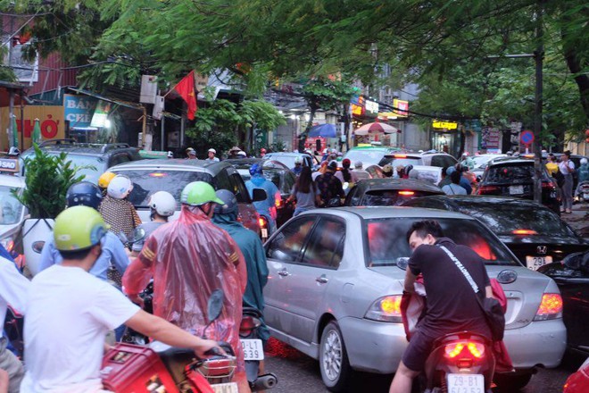 Đường phố Hà Nội ùn tắc sau mưa lớn, làn dành cho BRT bị chiếm dụng, nhiều người dân cố đi ngược chiều giữa dòng xe đông đúc - Ảnh 2.