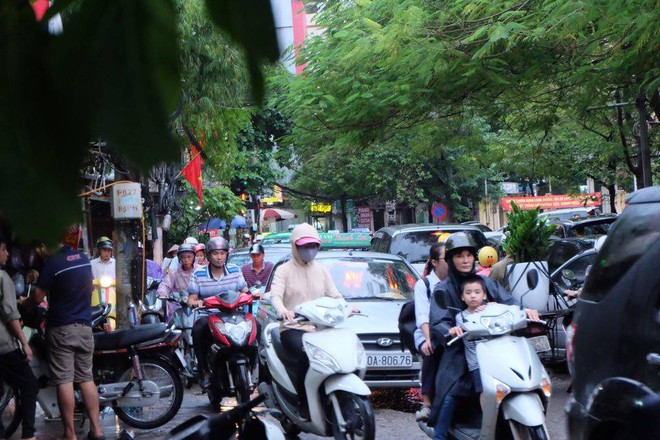 Đường phố Hà Nội ùn tắc sau mưa lớn, làn dành cho BRT bị chiếm dụng, nhiều người dân cố đi ngược chiều giữa dòng xe đông đúc - Ảnh 3.