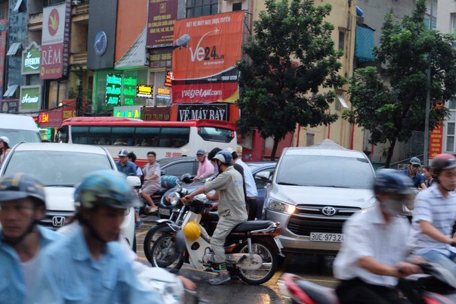 Đường phố Hà Nội ùn tắc sau mưa lớn, làn dành cho BRT bị chiếm dụng, nhiều người dân cố đi ngược chiều giữa dòng xe đông đúc - Ảnh 4.