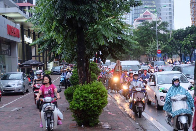 Đường phố Hà Nội ùn tắc sau mưa lớn, làn dành cho BRT bị chiếm dụng, nhiều người dân cố đi ngược chiều giữa dòng xe đông đúc - Ảnh 5.