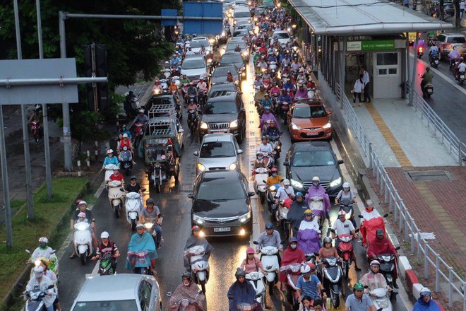 Đường phố Hà Nội ùn tắc sau mưa lớn, làn dành cho BRT bị chiếm dụng, nhiều người dân cố đi ngược chiều giữa dòng xe đông đúc - Ảnh 6.