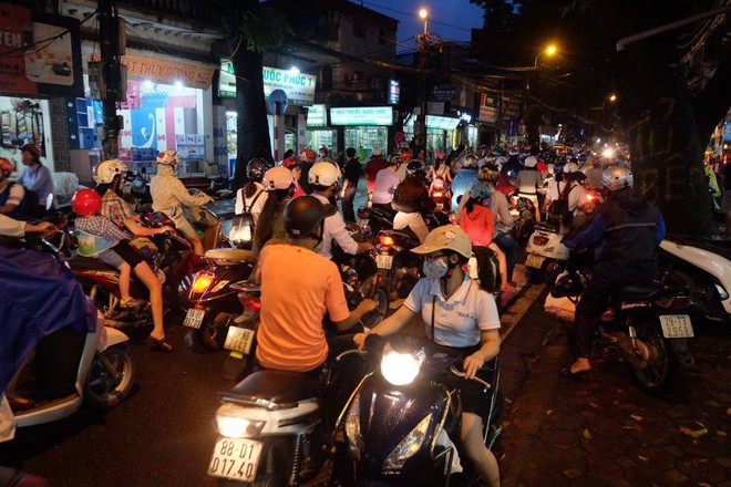 Đường phố Hà Nội ùn tắc sau mưa lớn, làn dành cho BRT bị chiếm dụng, nhiều người dân cố đi ngược chiều giữa dòng xe đông đúc - Ảnh 9.