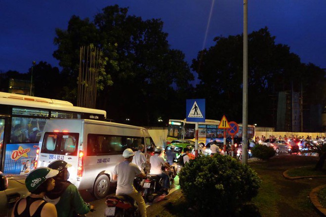 Đường phố Hà Nội ùn tắc sau mưa lớn, làn dành cho BRT bị chiếm dụng, nhiều người dân cố đi ngược chiều giữa dòng xe đông đúc - Ảnh 11.