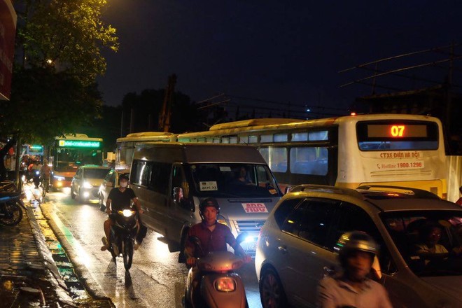 Đường phố Hà Nội ùn tắc sau mưa lớn, làn dành cho BRT bị chiếm dụng, nhiều người dân cố đi ngược chiều giữa dòng xe đông đúc - Ảnh 12.