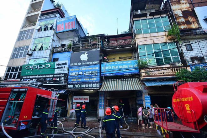 Cháy lớn ở Hà Nội lúc 3h sáng, cảnh sát PCCC cắt khóa tầng 2 dập lửa - Ảnh 1.