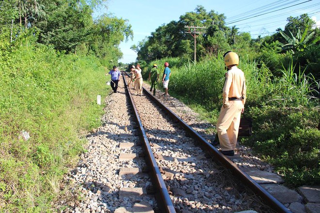 Quảng Nam: Băng qua đường sắt dân sinh, người phụ nữ bị tàu hỏa kéo lê 50 mét tử vong - Ảnh 1.
