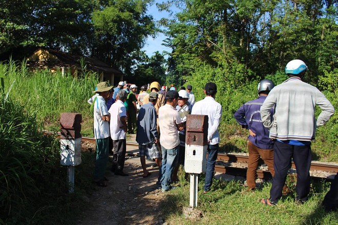 Quảng Nam: Băng qua đường sắt dân sinh, người phụ nữ bị tàu hỏa kéo lê 50 mét tử vong - Ảnh 2.