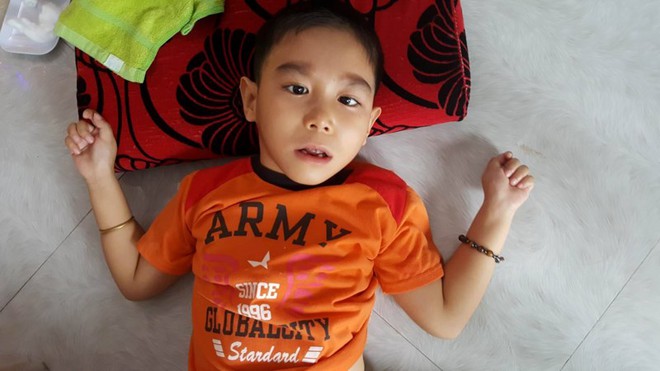 Bệnh viện bồi thường cho b&eacute; trai bị m&ugrave;, liệt sau mổ - Ảnh 1.