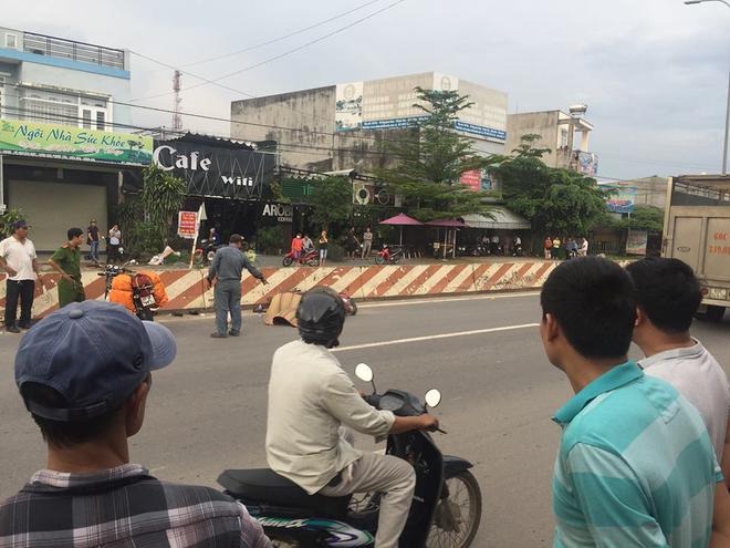 Đồng Nai: L&aacute;i xe m&aacute;y đi du lịch, người phụ nữ ngoại quốc bị xe ben c&aacute;n tử vong - Ảnh 2.