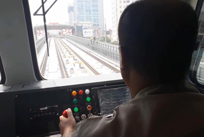 Chùm ảnh: Chạy thử nghiệm tàu công trình dự án tuyến đường sắt Cát Linh - Hà Đông - Ảnh 7.