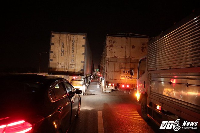 Ảnh: Gãy giàn biển báo giao thông, hàng loạt phương tiện chôn chân trên cao tốc Hà Nội - Bắc Giang - Ảnh 3.