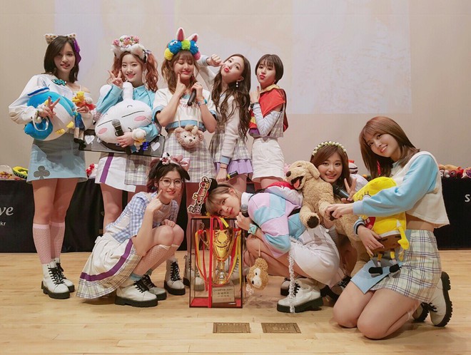 TWICE là sao Hàn duy nhất lọt Top nghệ sỹ tiềm năng dưới 21 tuổi của Billboard - Ảnh 1.