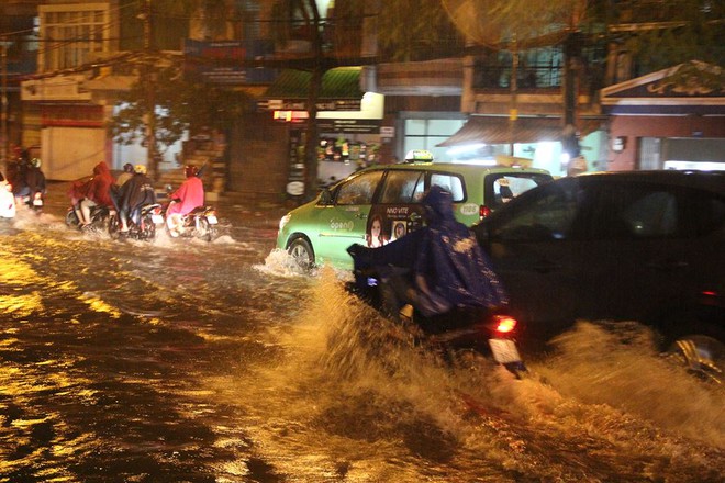 Người Sài Gòn khổ sở bì bõm về nhà trong cơn mưa cực lớn đêm cuối tuần - Ảnh 3.