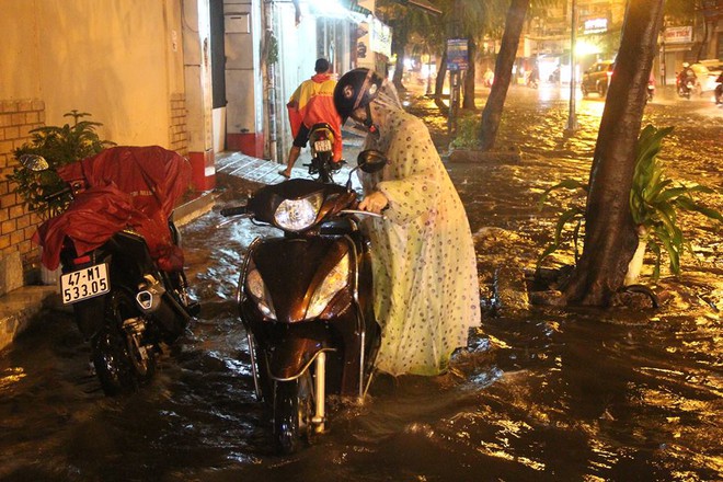 Người Sài Gòn khổ sở bì bõm về nhà trong cơn mưa cực lớn đêm cuối tuần - Ảnh 4.