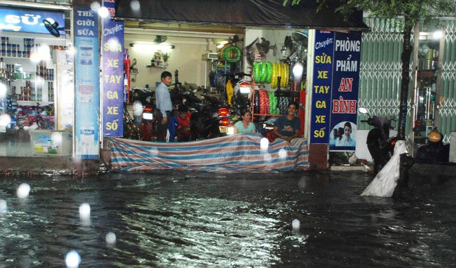 Người Sài Gòn khổ sở bì bõm về nhà trong cơn mưa cực lớn đêm cuối tuần - Ảnh 9.