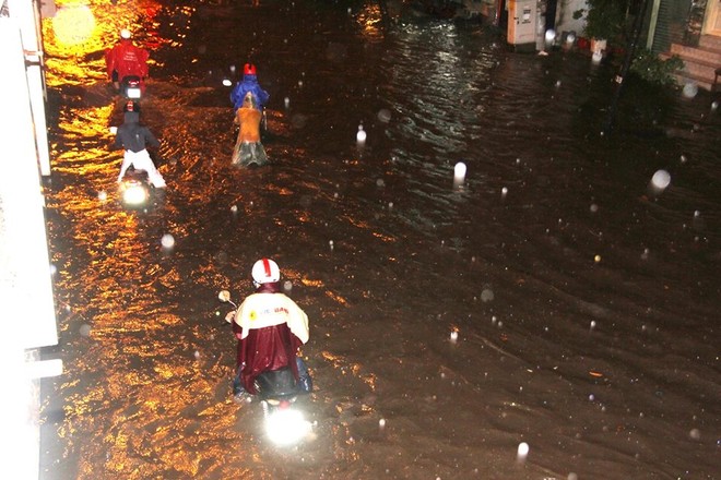 Người Sài Gòn khổ sở bì bõm về nhà trong cơn mưa cực lớn đêm cuối tuần - Ảnh 11.