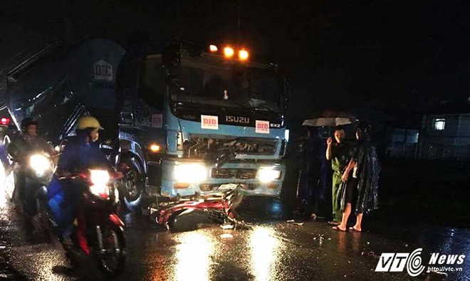 Chạy xe m&aacute;y trong mưa lớn, nam thanh ni&ecirc;n bị xe tải t&ocirc;ng chết - Ảnh 1.