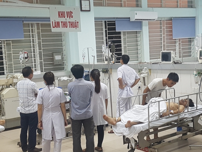 Hải Ph&ograve;ng: Tường đổ khiến gi&aacute;m đốc v&agrave; c&ocirc;ng nh&acirc;n nguy kịch - Ảnh 1.