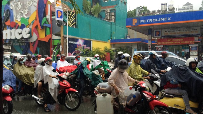 Sài Gòn mưa như trút nước vào sáng sớm đầu tuần, người dân chật vật đến nơi làm việc - Ảnh 3.
