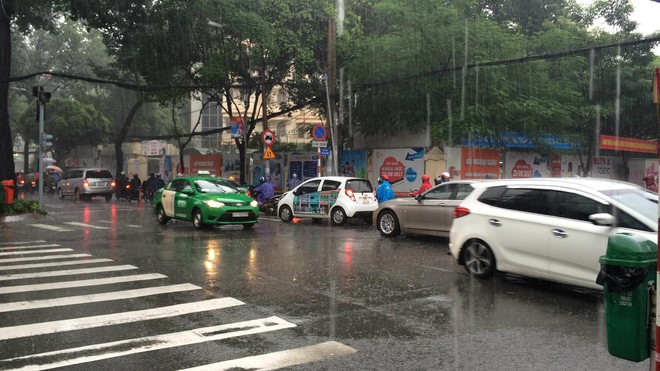 Sài Gòn mưa như trút nước vào sáng sớm đầu tuần, người dân chật vật đến nơi làm việc - Ảnh 1.