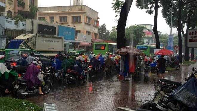 Sài Gòn mưa như trút nước vào sáng sớm đầu tuần, người dân chật vật đến nơi làm việc - Ảnh 4.
