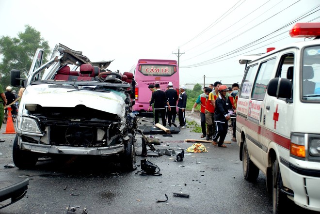 6 người tử vong tại chỗ, nhiều người bị thương sau vụ va chạm nghiêm trọng giữa 2 xe khách - Ảnh 2.