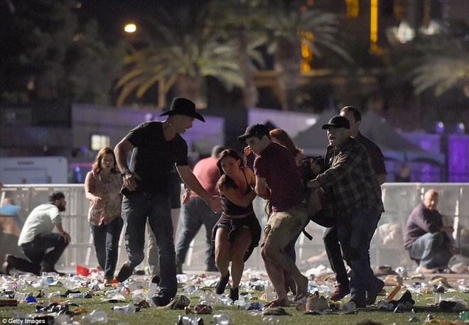 Đám đông la hét, hoảng sợ và giẫm đạp lên nhau trong hiện trường vụ xả súng lễ hội âm nhạc Las Vegas - Ảnh 2.