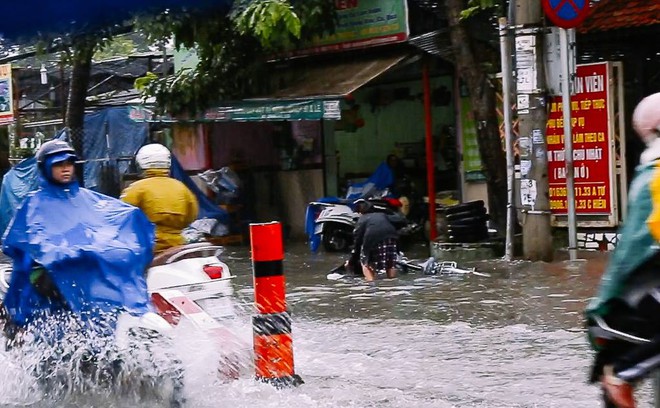 Học sinh ở Sài Gòn bì bõm lội nước sau giờ tan học do mưa lớn kéo dài từ sáng đến trưa - Ảnh 5.