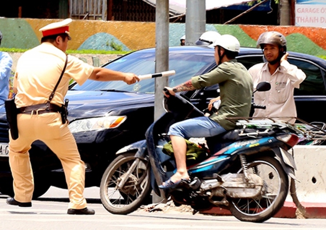Thanh ni&ecirc;n tăng ga th&aacute;o chạy sau khi t&ocirc;ng tr&uacute;ng CSGT, bỏ 2 người bạn lại hiện trường đ&atilde; đến c&ocirc;ng an tr&igrave;nh diện - Ảnh 1.