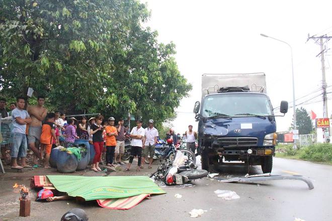 B&igrave;nh Dương: Xe m&aacute;y vỡ n&aacute;t sau khi t&ocirc;ng mạnh v&agrave;o xe tải, 2 nam thanh ni&ecirc;n tử vong - Ảnh 1.