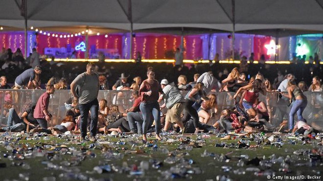 Phút kinh hoàng khi 22 nghìn người tháo chạy dưới làn mưa đạn xả vào đầu trong cuộc tấn công tại Las Vegas - Ảnh 2.