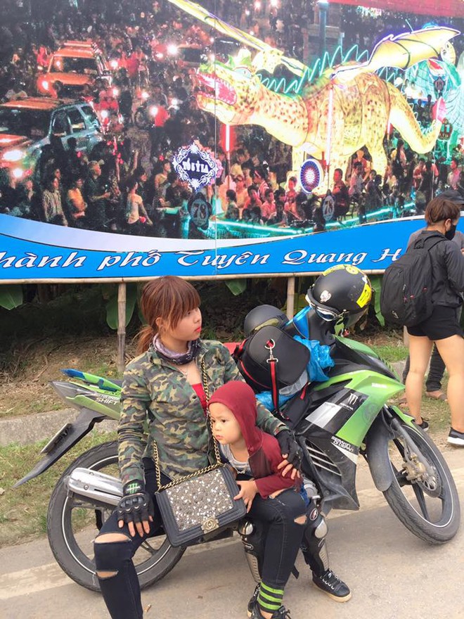 Bà mẹ đơn thân 9X dẫn con trai 3 tuổi đi phượt Tuyên Quang để thực hiện uớc mơ cho con xem lễ hội đèn lồng một lần - Ảnh 2.