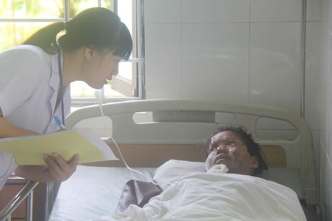 Đốt đ&egrave;n dầu bắt muỗi trong m&agrave;n, hai mẹ con bỏng nặng - Ảnh 1.