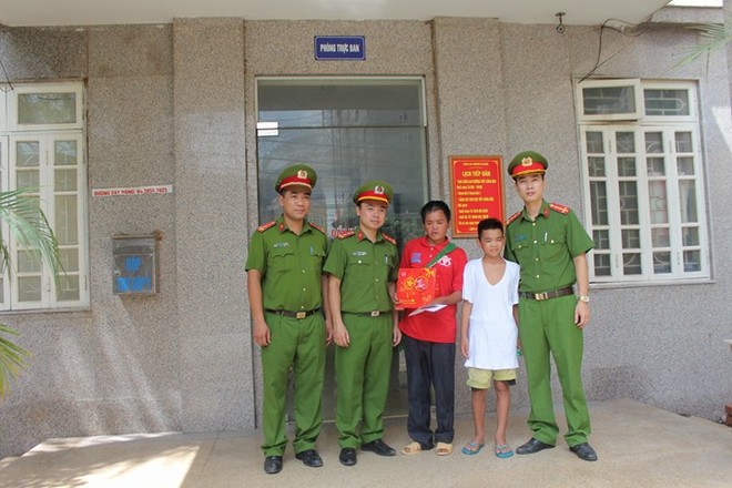Hành trình lưu lạc hơn 1 tháng khó tin của bé 13 tuổi từ Sơn La xuống Hà Nội - Ảnh 2.