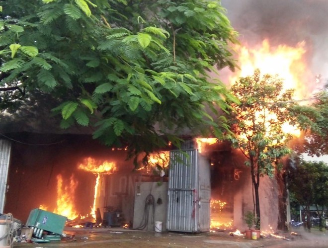 Hà Nội: Cháy lớn tại gara ô tô khiến nhiều người hoảng sợ - Ảnh 1.