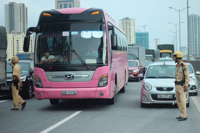H&agrave; Nội: Một nam thanh ni&ecirc;n c&oacute; biểu hiện say rượu chạy xe m&aacute;y g&acirc;y tai nạn, cả tuyến đường v&agrave;nh đai 3 &ugrave;n tắc - Ảnh 5.