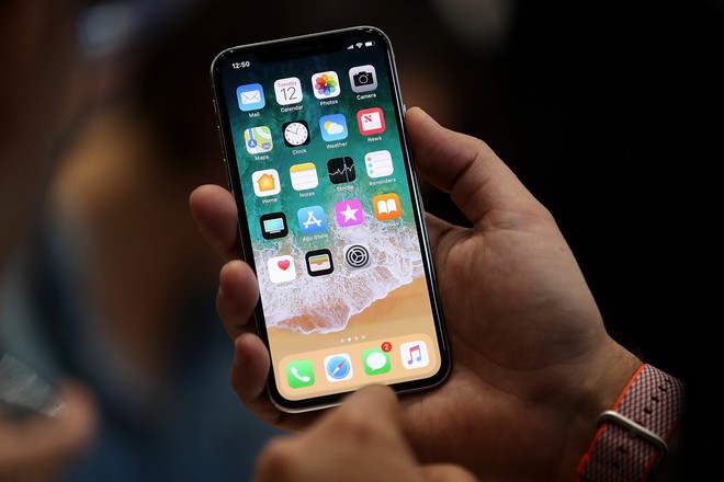 Gi&aacute;m đốc thiết kế Apple lần đầu chia sẻ về iPhone X, bạn sẽ thấy Apple k&igrave; c&ocirc;ng với chiếc smartphone n&agrave;y tới mức n&agrave;o - Ảnh 1.