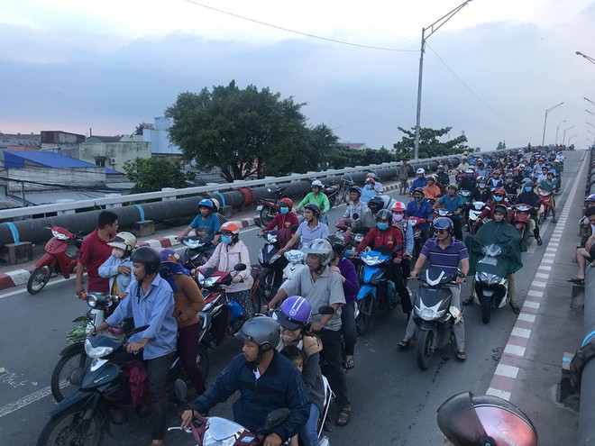 TP.HCM: Va v&agrave;o th&agrave;nh cầu B&igrave;nh Phước 1, người đ&agrave;n &ocirc;ng trượt d&agrave;i tử vong tại chỗ - Ảnh 2.