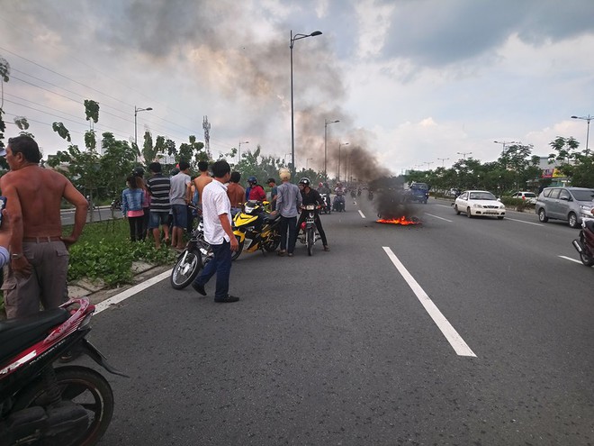 Xe máy bốc cháy dữ dội trên đại lộ Phạm Văn Đồng ở Sài Gòn, nhiều người hoảng hốt - Ảnh 2.