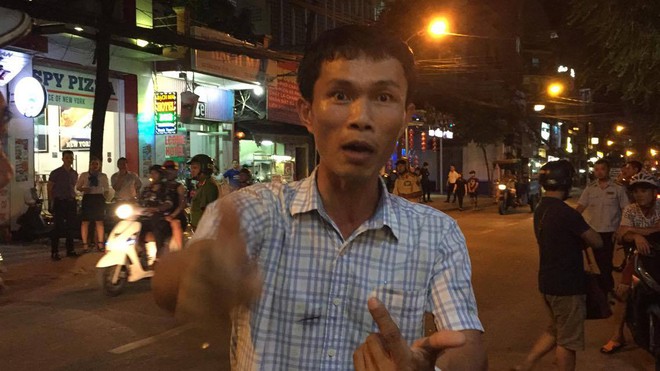 T&agrave;i xế lăn đ&ugrave;ng ra giữa đường xỉu, n&oacute;i bị đau tim khi Đo&agrave;n li&ecirc;n ng&agrave;nh quận 1 cẩu xe về phường - Ảnh 4.