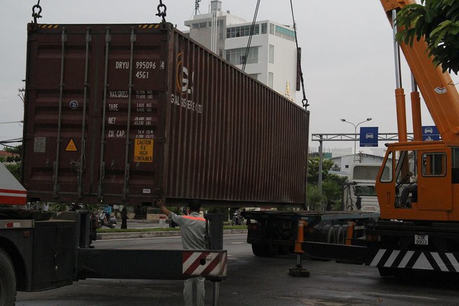 Đà Nẵng: Xe đầu kéo mất lái, thùng container văng xuống đường khiến nhiều người thót tim - Ảnh 3.