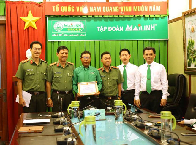 Nh&acirc;n vi&ecirc;n điều h&agrave;nh taxi bị k&eacute;o l&ecirc; vẫn cố quật ng&atilde; t&ecirc;n cướp, lấy lại t&uacute;i x&aacute;ch cho người phụ nữ ở S&agrave;i G&ograve;n - Ảnh 2.