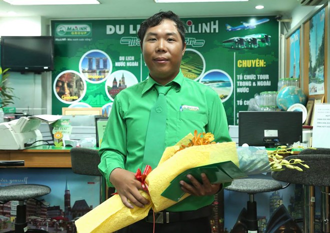 Nh&acirc;n vi&ecirc;n điều h&agrave;nh taxi bị k&eacute;o l&ecirc; vẫn cố quật ng&atilde; t&ecirc;n cướp, lấy lại t&uacute;i x&aacute;ch cho người phụ nữ ở S&agrave;i G&ograve;n - Ảnh 1.
