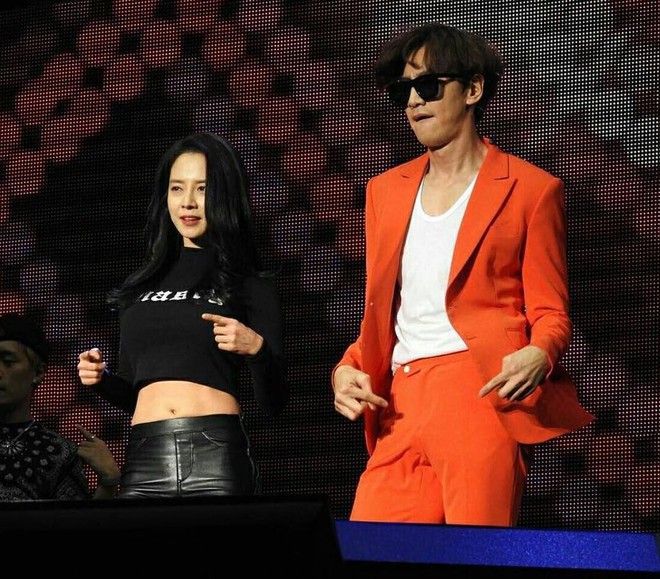 Kh&ocirc;ng ngờ cặp chị em ch&iacute; ch&oacute;e Song Ji Hyo v&agrave; Lee Kwang Soo lại c&oacute; m&agrave;n kết hợp sexy đến thế n&agrave;y! - Ảnh 2.