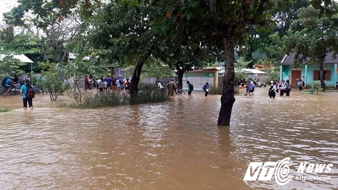 Nghệ An: Áp thấp nhiệt đới đổ bộ khiến 7 người chết - Ảnh 1.
