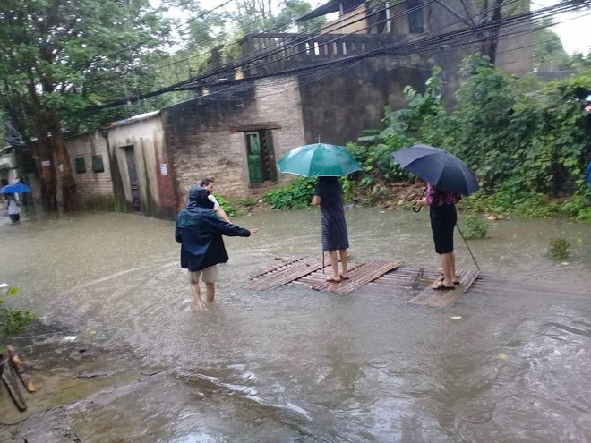 Hình ảnh nữ Bí thư kiêm Chủ tịch phường mặc váy, đứng trên bè cho dân kéo khi đi thị sát mưa lũ tại Thanh Hóa gây xôn xao - Ảnh 1.