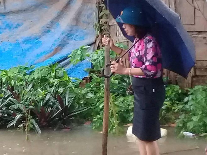 Hình ảnh nữ Bí thư kiêm Chủ tịch phường mặc váy, đứng trên bè cho dân kéo khi đi thị sát mưa lũ tại Thanh Hóa gây xôn xao - Ảnh 2.