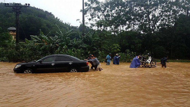 Trăm xe lặn ngụp giữa biển nước lũ Hòa Bình - Ảnh 5.